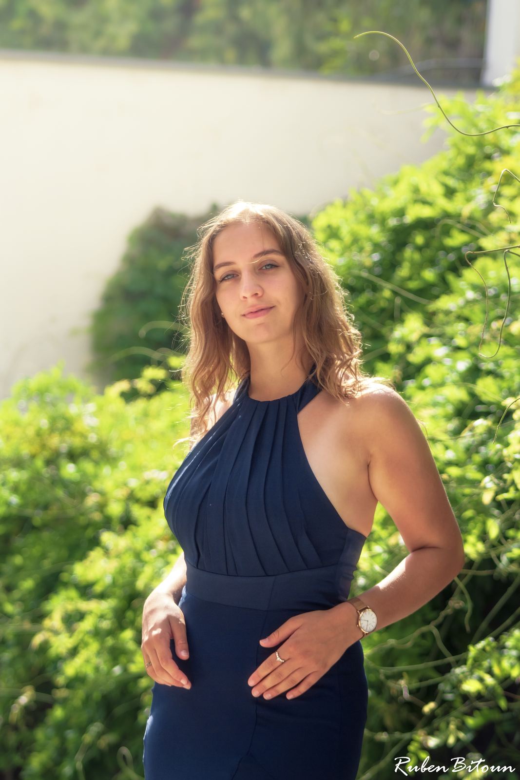 Portrait — robe bleue, jardin