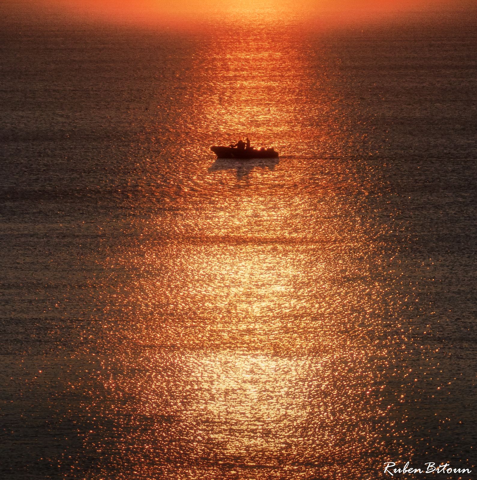 Barque sur un plan d’eau à contre-jour