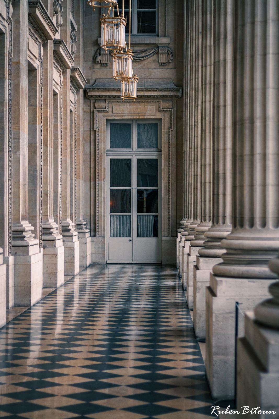 Colonnade — sol en damier